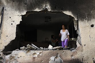 Palestiniečiai Gazos ruože apžiūri savo namus, kuriuos sugriovė Izraelio aviacijos smūgiai