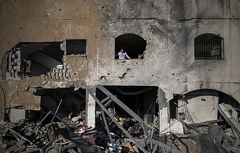 Palestiniečiai Gazos ruože apžiūri savo namus, kuriuos sugriovė Izraelio aviacijos smūgiai