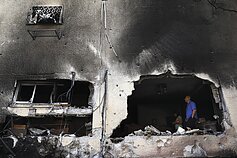 Palestiniečiai Gazos ruože apžiūri savo namus, kuriuos sugriovė Izraelio aviacijos smūgiai