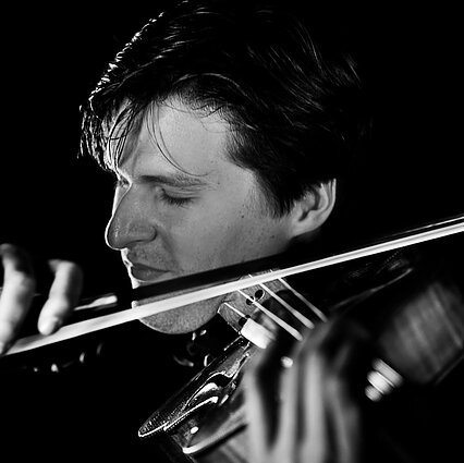 Pakeliui su klasika. Orkestro gelmė ir kamerinės muzikos subtilumas altininko Jurgio Juozapaičio akimis