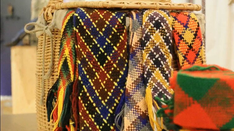 Per šimtmečius nesikeitusi aukštaitiškų juostų pynimo tradicija: išsiskiria spalvomis ir prilyginama meditacijai