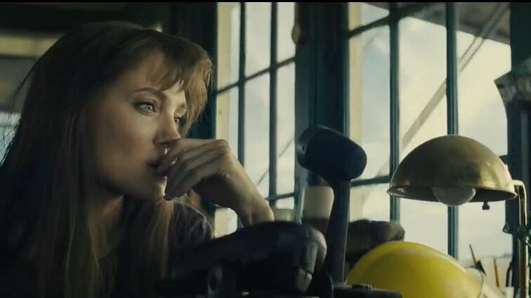 Kino naujienose – berniuką gelbėjanti Angelina Jolie, chaoso planeta ir kaip išmokyti kitą kalbos, kurios nemoki pats