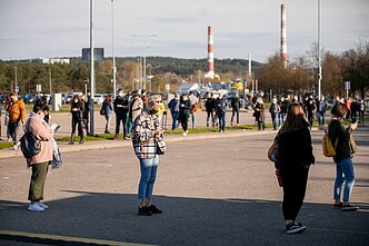 Eilės prie „Litexpo“ vakcinavimo centro Vilniuje Eilės prie „Litexpo“ vakcinavimo centro Vilniuje