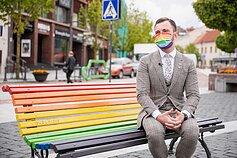 Laisvės partijos frakcijos dovana Vilniui – vaivorykštės spalvų suoliukas Laisvės partijos frakcijos dovana Vilniui – vaivorykštės spalvų suoliukas