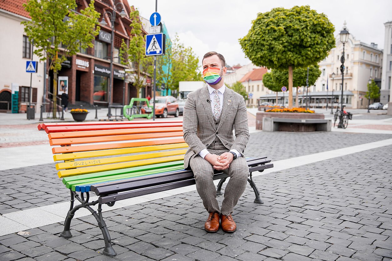 Laisvės partijos frakcijos dovana Vilniui – vaivorykštės spalvų suoliukas Laisvės partijos frakcijos dovana Vilniui – vaivorykštės spalvų suoliukas