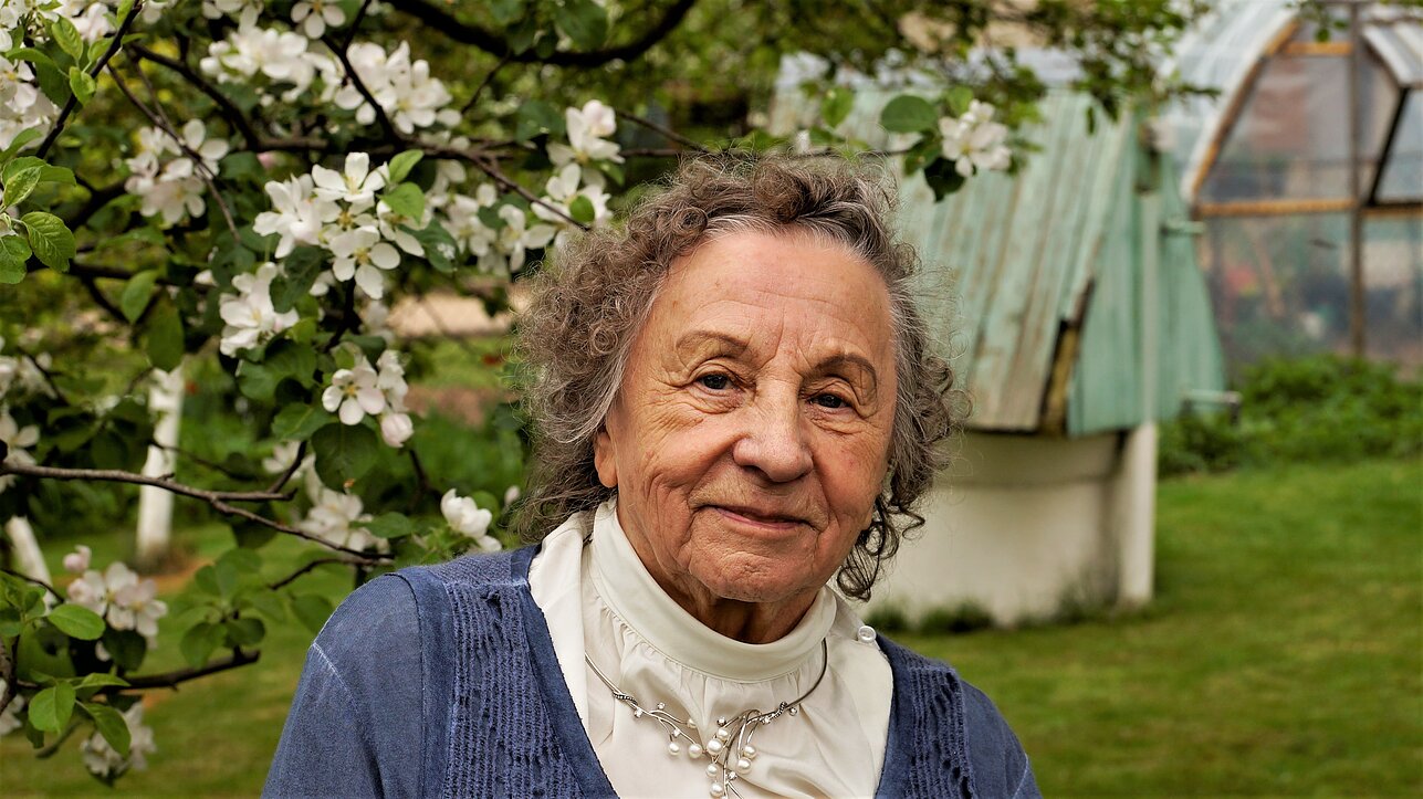 Regina Varnaitė prie vaikystės šulinio Ukmergėje, 2016