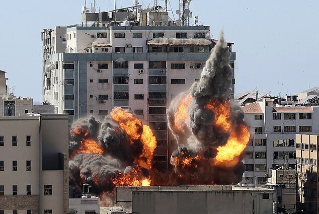 Smarkėjantys smūgiai ir raginimai siekti paliaubų – Izraelio-palestiniečių situacija gali deeskaluotis?