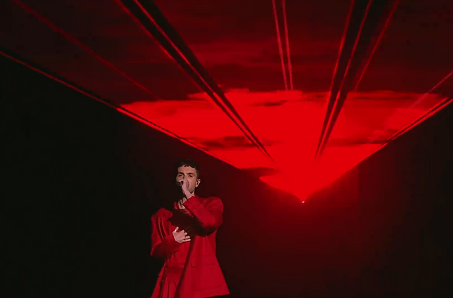 „Euroviziją“ atidarė 2019 metų nugalėtojas Duncanas Laurence’as ir pademonstravo Roterdamo arenos galimybes