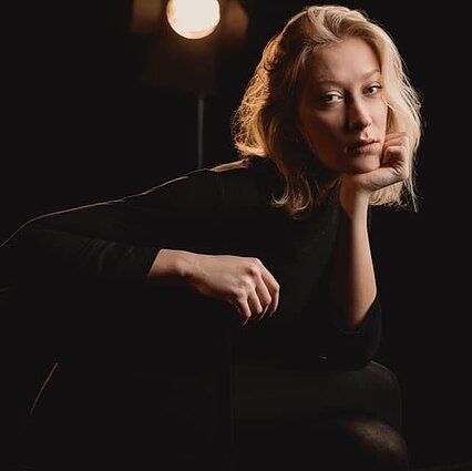 Pakeliui su klasika. Aktorės Aistės Zabotkaitės gyvenimo scena ir užkulisiai