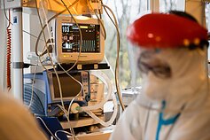 Medikai dirba ligoninėje karantino metu