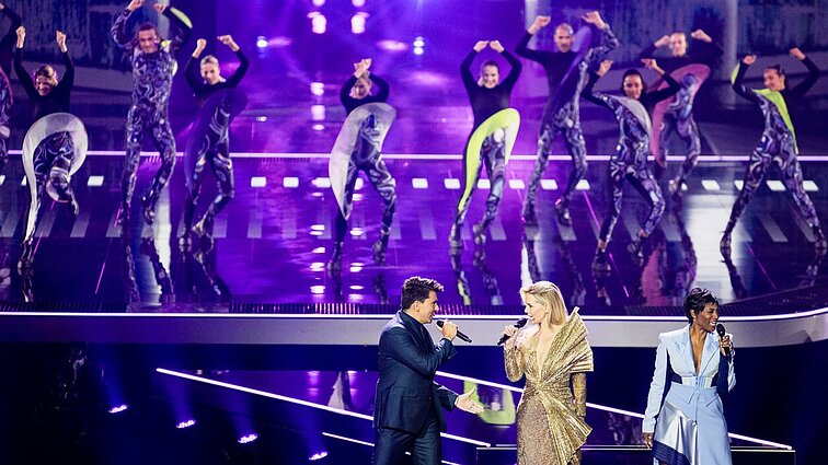 Šventinis „Eurovizijos“ vakaras prasidėjo: plojant žiūrovams į sceną žengė visi finalistai