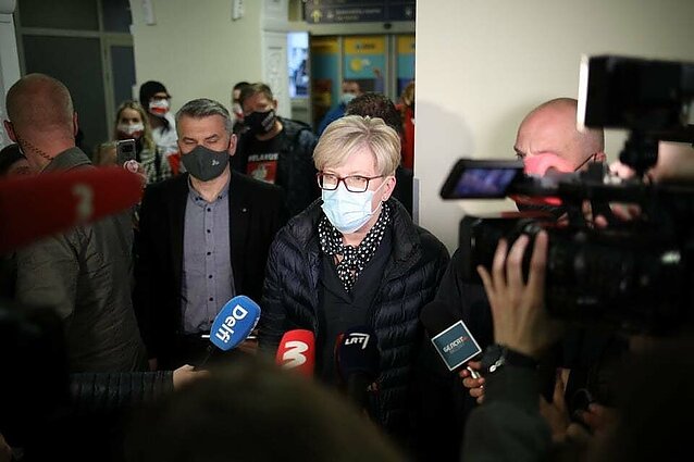 Oro uoste Minske nutupdyto lėktuvo keleivius sutikusi Šimonytė: tai negali likti be atsako