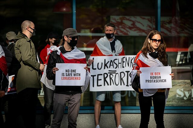 Panorama. Prie Baltarusijos ambasados įvyko protestas dėl lėktuvo užgrobimo: Lukašenką vadino teroristu (su vert. į gestų k.)