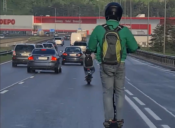 Vairuotojai sunerimo: ar važiuoti elektriniu paspirtuku gatvėje iš tiesų saugu?