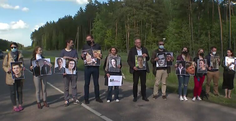 „Reporteriai be sienų“ surengė protesto akciją: siekiama atkreipti dėmesį į žurnalistų padėtį Baltarusijoje