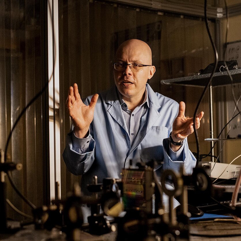 Artūras Morozovas, Švelnūs tardymai. Fizikas Mikas Vengris