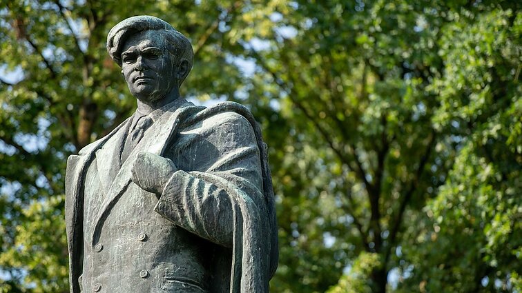 Žinios. Kultūros ministras siekia išbraukti Cvirkos paminklą iš Kultūros vertybių registro, Cvirkos artimieji sprendimą kritikuoja