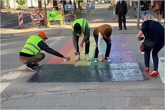 Vilniuje juodais dažais užpiešta vaivorykštės spalvų perėja 
