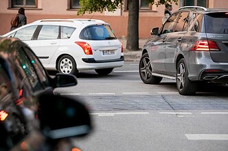 Vilniuje juodais dažais užpiešta vaivorykštės spalvų perėja Vilniuje juodais dažais užpiešta vaivorykštės spalvų perėja