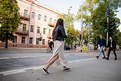 Vilniuje juodais dažais užpiešta vaivorykštės spalvų perėja
