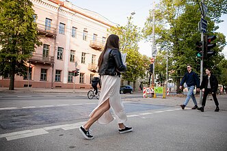 Vilniuje juodais dažais užpiešta vaivorykštės spalvų perėja Vilniuje juodais dažais užpiešta vaivorykštės spalvų perėja