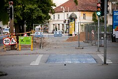 Vilniuje juodais dažais užpiešta vaivorykštės spalvų perėja Vilniuje juodais dažais užpiešta vaivorykštės spalvų perėja