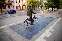 Vilniuje juodais dažais užpiešta vaivorykštės spalvų perėja Vilniuje juodais dažais užpiešta vaivorykštės spalvų perėja
