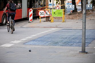 Vilniuje juodais dažais užpiešta vaivorykštės spalvų perėja