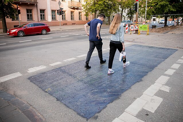 Vilniuje juodais dažais užpiešta vaivorykštės spalvų perėja Vilniuje juodais dažais užpiešta vaivorykštės spalvų perėja