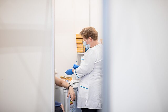 Panorama. Lietuvoje prasidėjo visuotinė vakcinacija: kai kur norinčiųjų daugiau nei vakcinų, kitur eilės dar nesidriekė