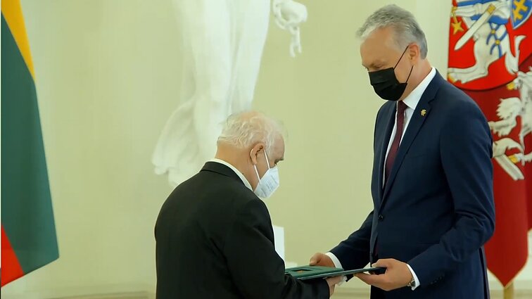 Tėvus ordino „Už nuopelnus Lietuvai“ medaliais apdovanojęs Nausėda: jūsų meilė tiesia kelius į tokią Lietuvą, kurioje norėtume gyventi