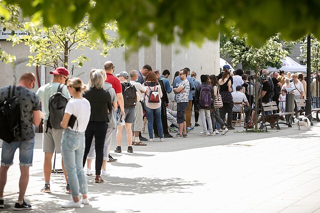 Laba diena, Lietuva. Nacionalinio kraujo centro vakcinacijos turas sulaukė žymiai daugiau norinčiųjų skiepytis nei tikėjosi