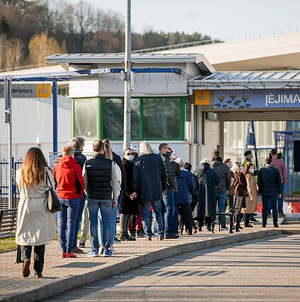 Eilės prie „Litexpo“ vakcinavimo centro Vilniuje