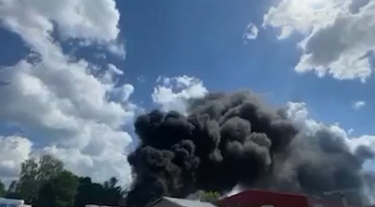 Vilniuje atvira liepsna degė angaras ir šalia jo esantis putplastis