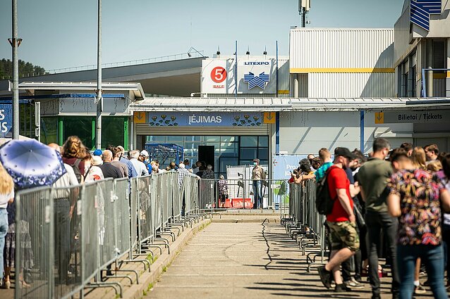 Ryte prie „Litexpo“ nusidriekusioje eilėje neišvengta pasipiktinimų: kol vieni džiaugėsi galimybe pasiankstinti vakciną, kiti kaitroje stovėti atsisakė