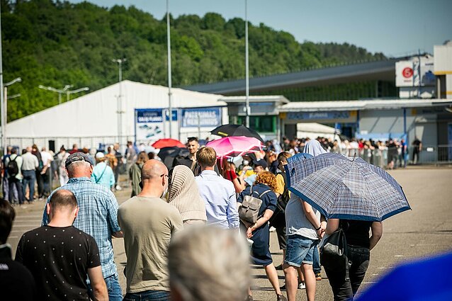 Vilniaus savivaldybė nesuvaldė srautų: norintieji antrąjį „AstraZeneca“ skiepą gauti anksčiau, kelias valandas laukė karštyje