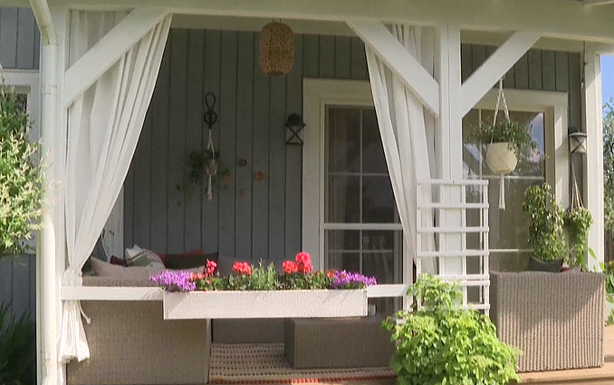 Šeima įkūrė terasą – lyg kambarį lauke: čia unikalių augalų apsupty leidžiamos karščiausios vasaros dienos