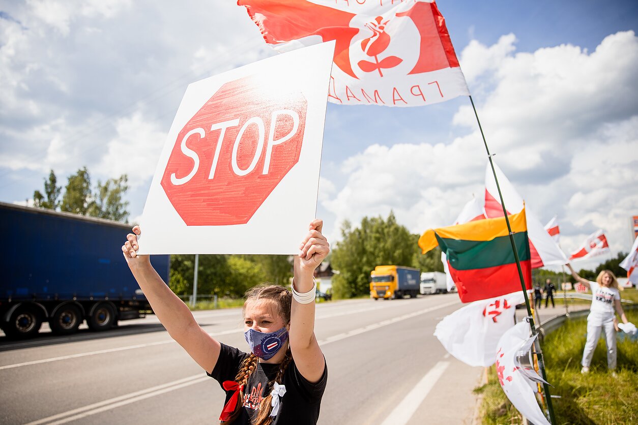 Baltarusijos aktyvistai Lietuvoje surengė protestą, kurio tikslas – užblokuoti judėjimą į Baltarusiją ir iš jos per Medininkų pasienio punktą Baltarusijos aktyvistai Lietuvoje surengė protestą, kurio tikslas – užblokuoti judėjimą į Baltarusiją ir iš jos per Medininkų pasienio punktą