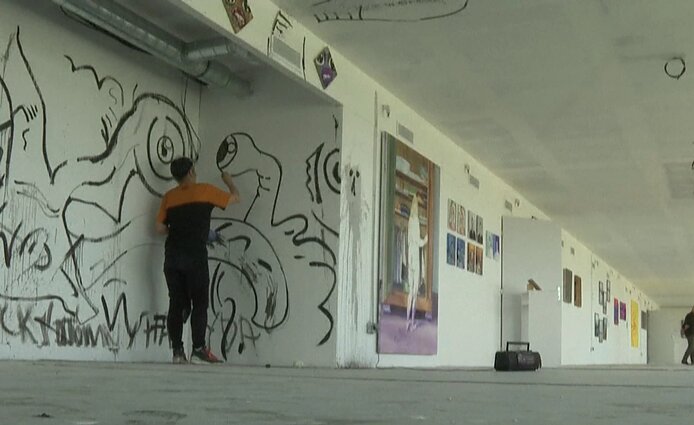 Menininkų avilys Marselyje: keli šimtai kūrėjų įsikūrė buvusiame biurų pastate, kurį po metų ketinama nušluoti nuo žemės paviršiaus