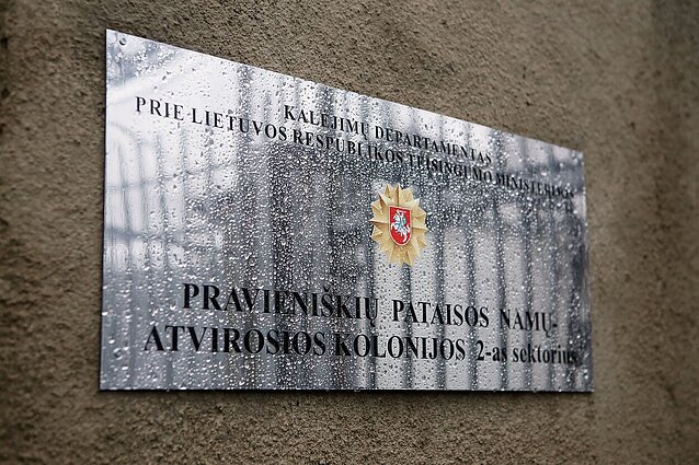 Apie piktnaudžiavimą tarnybine padėtimi Pravieniškių pataisos namuose: įtariamasis gaudavo ne tik piniginį atlygį, bet ir dovanas už draudžiamų daiktų patekimą