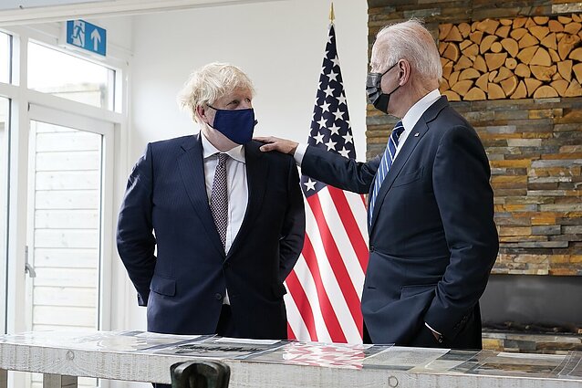 Per pirmą susitikimą su Johnsonu, Bidenas ragina rasti sprendimą su Briuseliu ir mažinti įtampą dėl Šiaurės Airijos