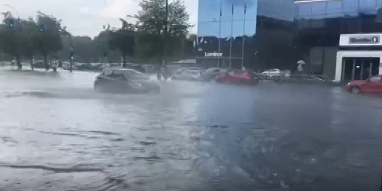 Kaune po liūties patvino viena judriausių miesto gatvių