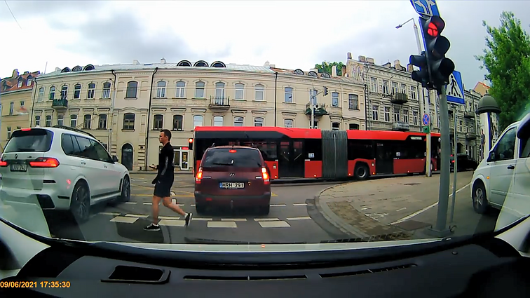 BMW taisyklės negalioja: važiuodamas pro raudoną šviesoforo signalą vos nesukėlė avarijos