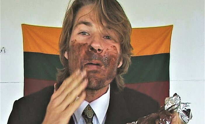 Po „Šeimų maršo“ – kaltinimai menininkui prieš 21 metus performanse galimai išniekinus vėliavą