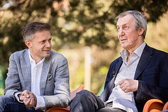 „Auksinio proto“ dalyvis Saulius Zalys priima gerbėjų dovaną
