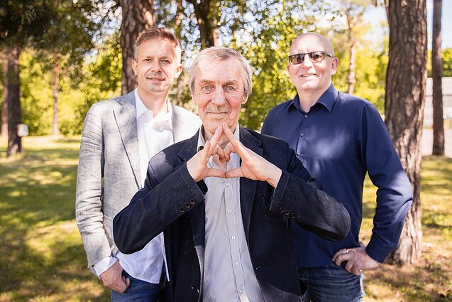 „Auksinio proto“ dalyvis Saulius Zalys priima gerbėjų dovaną