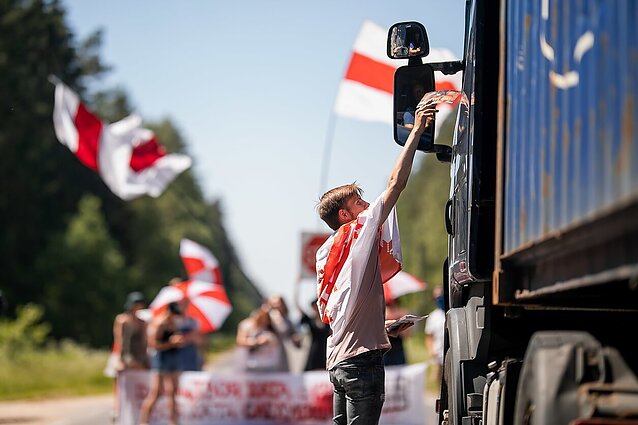 Panorama. Simbolinė akcija Baltarusijos pasienyje: solidarumo grandine reikalauta paleisti politinius kalinius