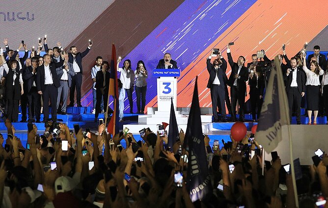 Krizės ištiktoje Armėnijoje pirmalaikius rinkimus laimėjo premjero vedama partija