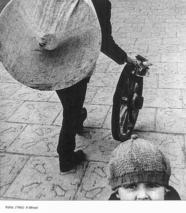 Aleksandras Macijauskas, „Ratas“, iš ciklo „Lietuvos kaimo turguose“ (1968–1987) Aleksandras Macijauskas, „Ratas“, iš ciklo „Lietuvos kaimo turguose“ (1968–1987)