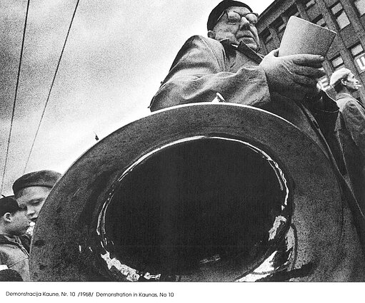 Aleksandras Macijauskas, Kaimynas. Iš ciklo „Demonstracijos“ (1965–1985) Aleksandras Macijauskas, Kaimynas. Iš ciklo „Demonstracijos“ (1965–1985)
